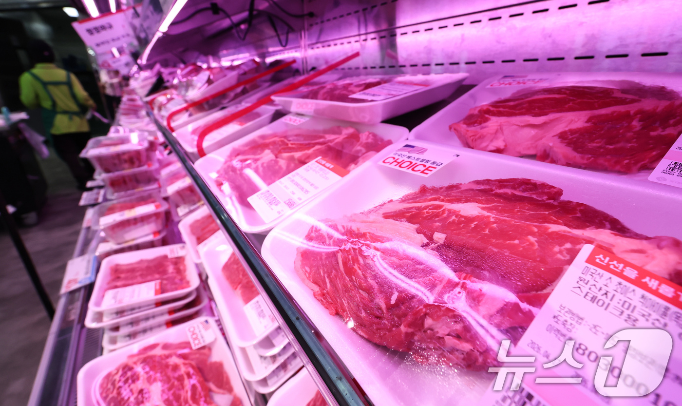 (서울=뉴스1) 임지훈 인턴기자 = 17일 서울 시내 한 대형마트에 미국산 소고기가 진열되어 있다.중동 전쟁으로 인한 환율 상승과 물류비 부담 등으로 수입 식품 가격이 전반적으로 …