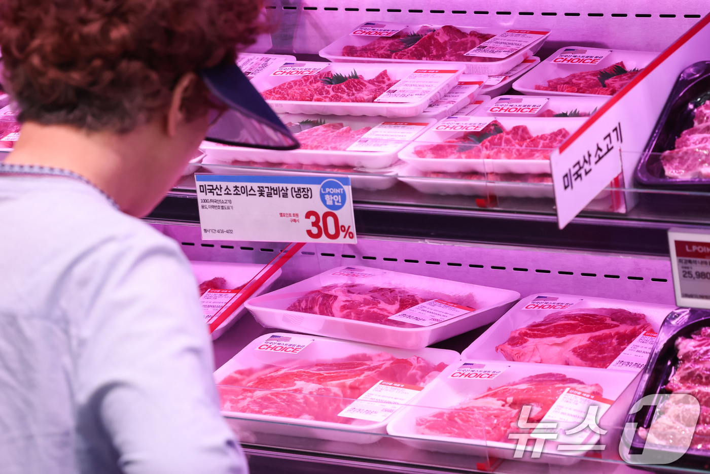 (서울=뉴스1) 임지훈 인턴기자 = 17일 서울 시내 한 대형마트에 미국산 소고기가 진열되어 있다.중동 전쟁으로 인한 환율 상승과 물류비 부담 등으로 수입 식품 가격이 전반적으로 …