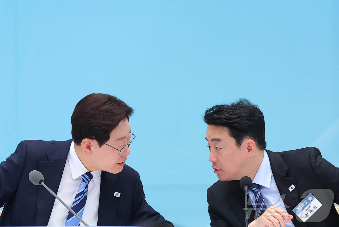 (서울=뉴스1) 이재명 기자 = 이재명 대통령이 17일 청와대에서 열린 공공기관 및 유관기관 업무보고에서 강훈식 비서실장의 발언을 듣고 있다. 2026.4.17/뉴스1