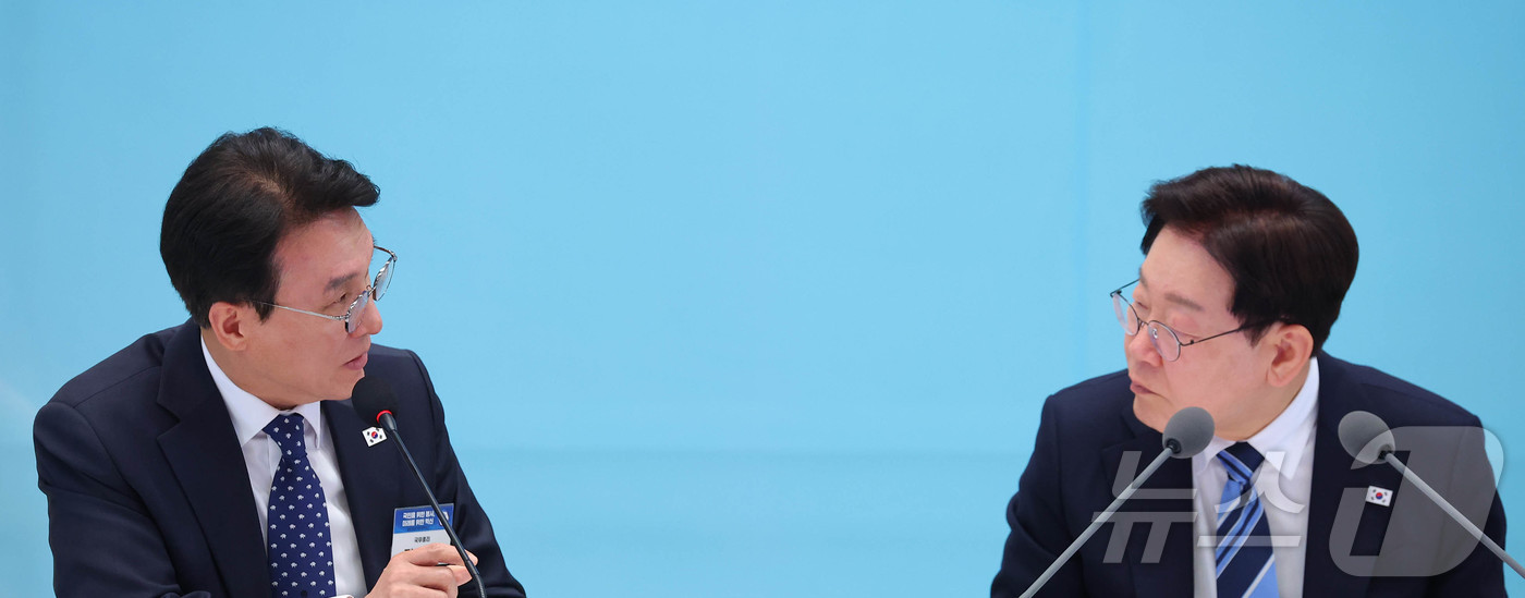 (서울=뉴스1) 이재명 기자 = 이재명 대통령이 17일 청와대에서 열린 공공기관 및 유관기관 업무보고에서 김민석 총리의 발언을 듣고 있다. 2026.4.17/뉴스1