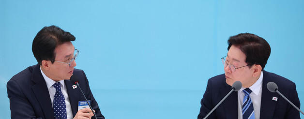 김민석 국무총리 발언 경청하는 이재명 대통령