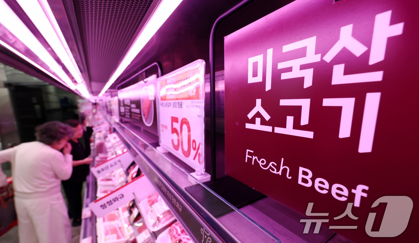 (서울=뉴스1) 임지훈 인턴기자 = 17일 서울 시내 한 대형마트에 미국산 소고기가 진열되어 있다.중동 전쟁으로 인한 환율 상승과 물류비 부담 등으로 수입 식품 가격이 전반적으로 …