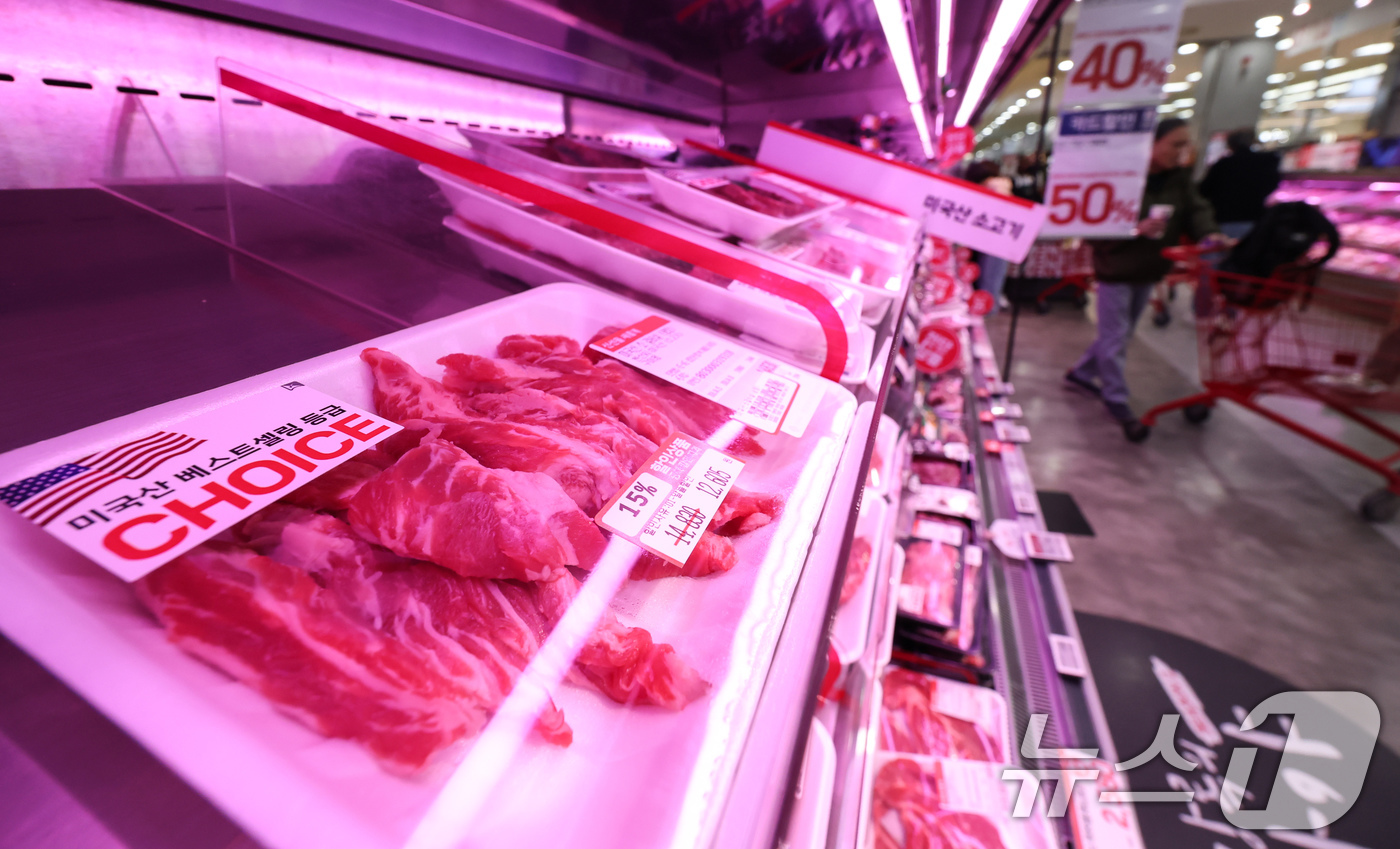 (서울=뉴스1) 임지훈 인턴기자 = 17일 서울 시내 한 대형마트에 미국산 소고기가 진열되어 있다.중동 전쟁으로 인한 환율 상승과 물류비 부담 등으로 수입 식품 가격이 전반적으로 …