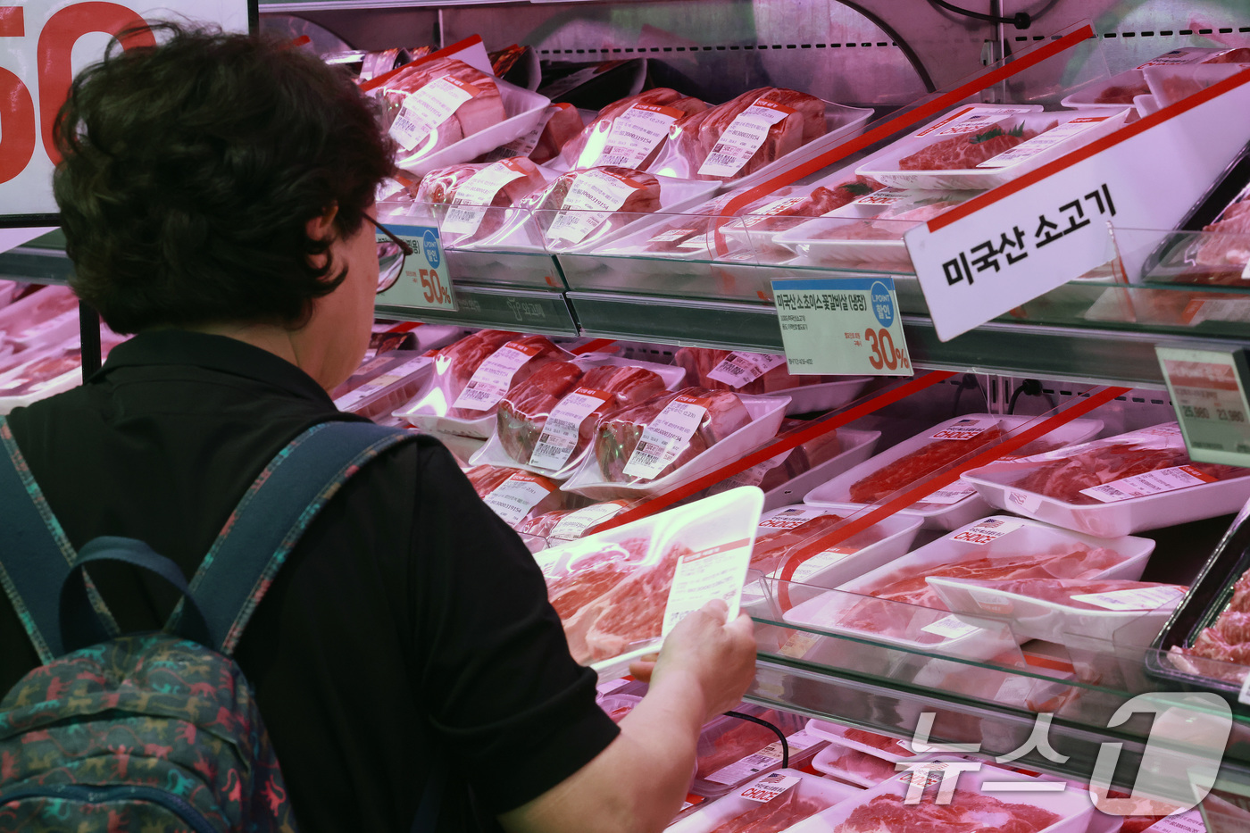 (서울=뉴스1) 임세영 기자 = 17일 서울 시내의 한 마트에서 고객이 미국산 소고기를 고르고 있다.원달러 환율 상승과 물류비 상승 여파로 미국산 소고기 값이 오르면서 한우와의 가 …