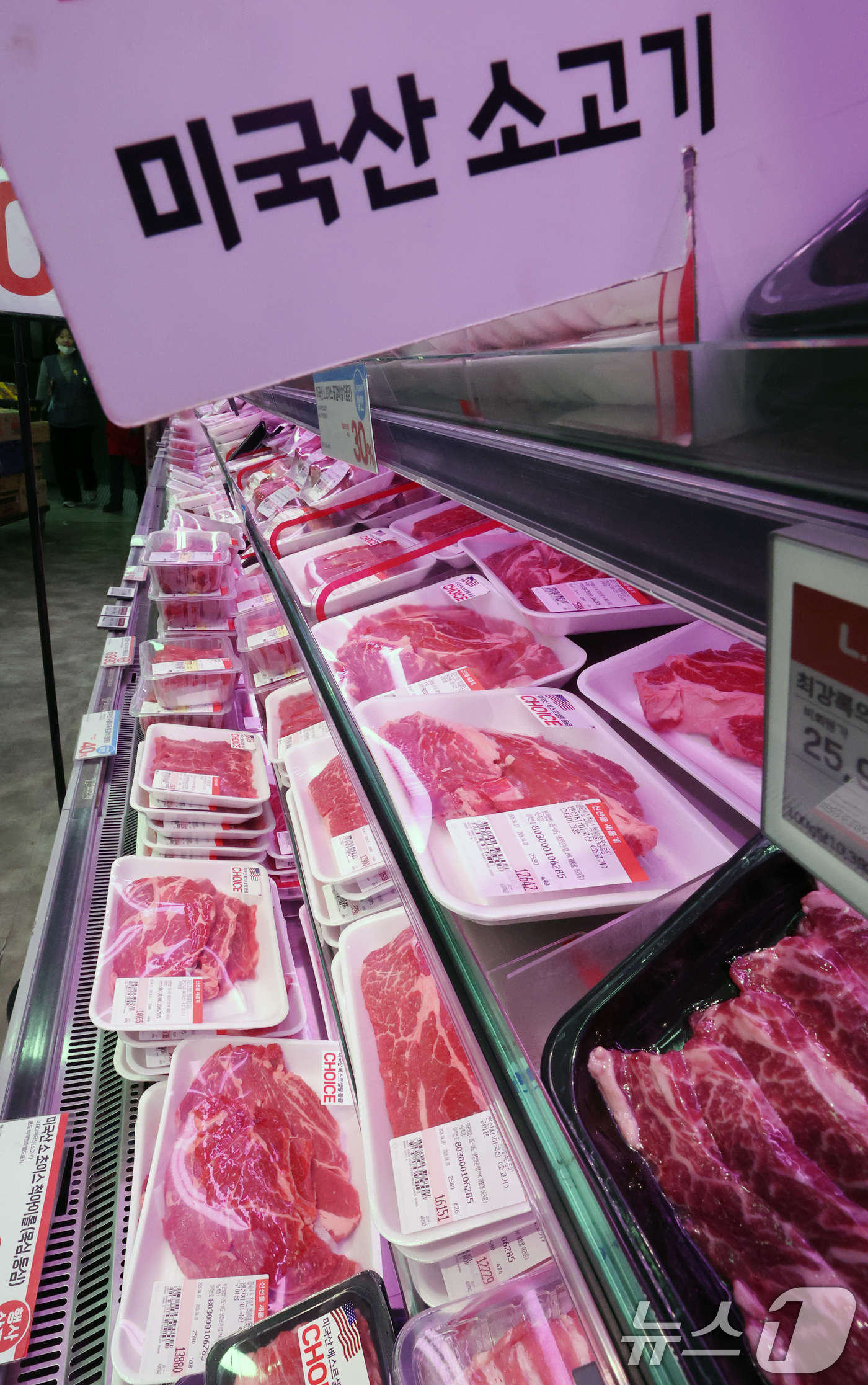 (서울=뉴스1) 임세영 기자 = 원달러 환율 상승과 물류비 상승 여파로 미국산 소고기 값이 오르면서 한우와의 가격 격차가 빠르게 좁혀지고 있다.지난 16일 축산물품질평가원에 따르면 …