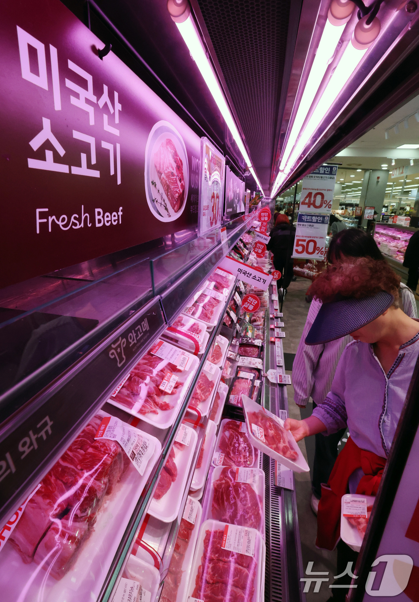 (서울=뉴스1) 임세영 기자 = 17일 서울 시내의 한 마트에서 고객이 미국산 소고기를 고르고 있다.원달러 환율 상승과 물류비 상승 여파로 미국산 소고기 값이 오르면서 한우와의 가 …