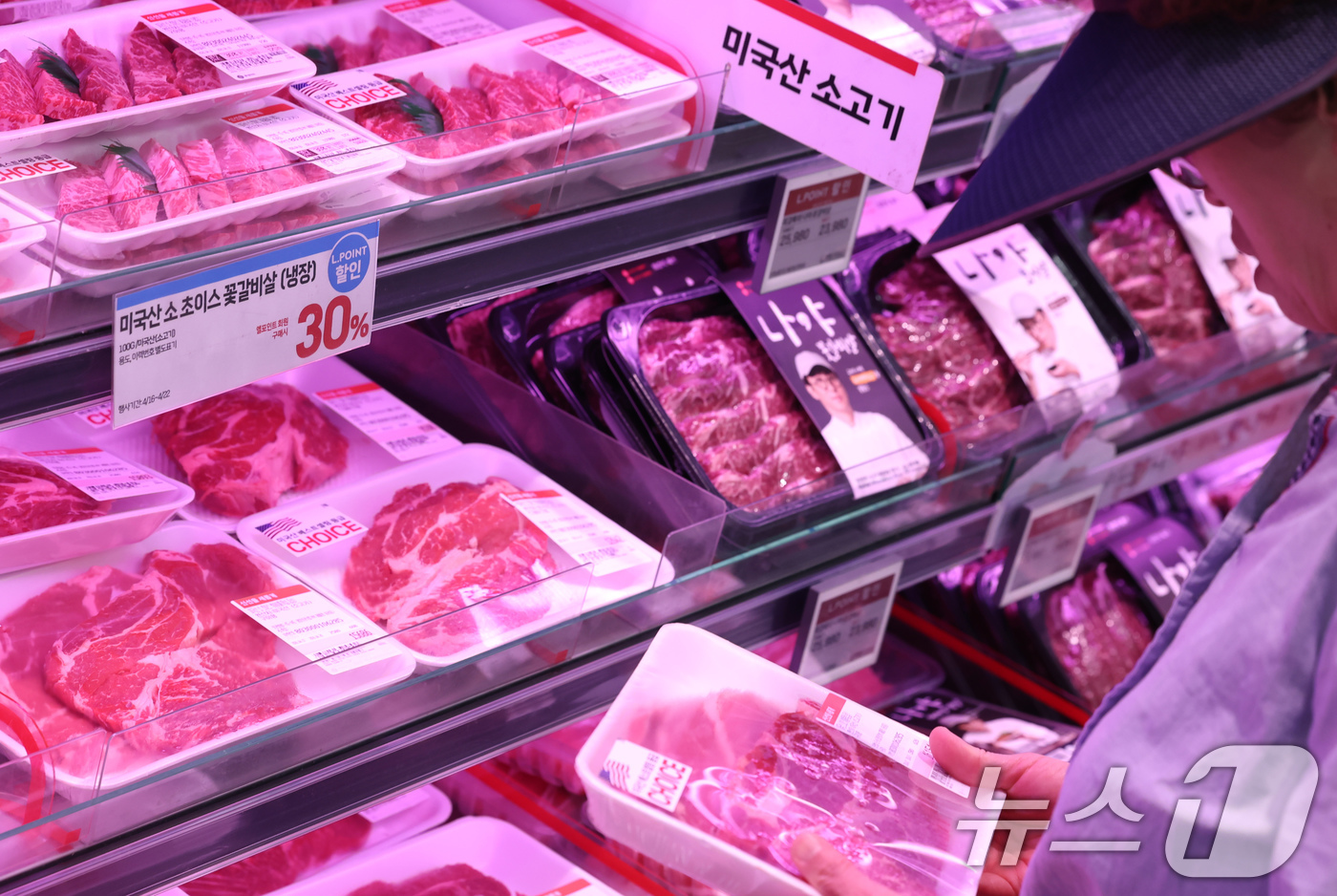 (서울=뉴스1) 임지훈 인턴기자 = 17일 서울 시내 한 대형마트에 미국산 소고기가 진열되어 있다.중동 전쟁으로 인한 환율 상승과 물류비 부담 등으로 수입 식품 가격이 전반적으로 …