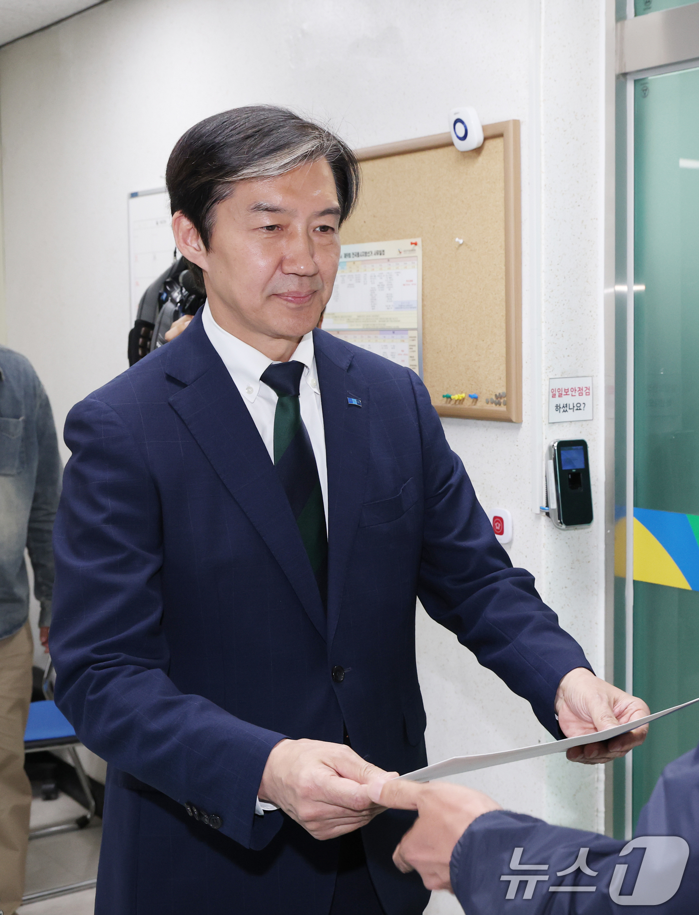 (평택=뉴스1) 김영운 기자 = 조국 조국혁신당 대표가 17일 경기 평택시 이충동 평택시선거관리위원회에서 6·3 지방선거와 함께 치러지는 국회의원 재·보궐선거 경기 평택을 예비후보 …