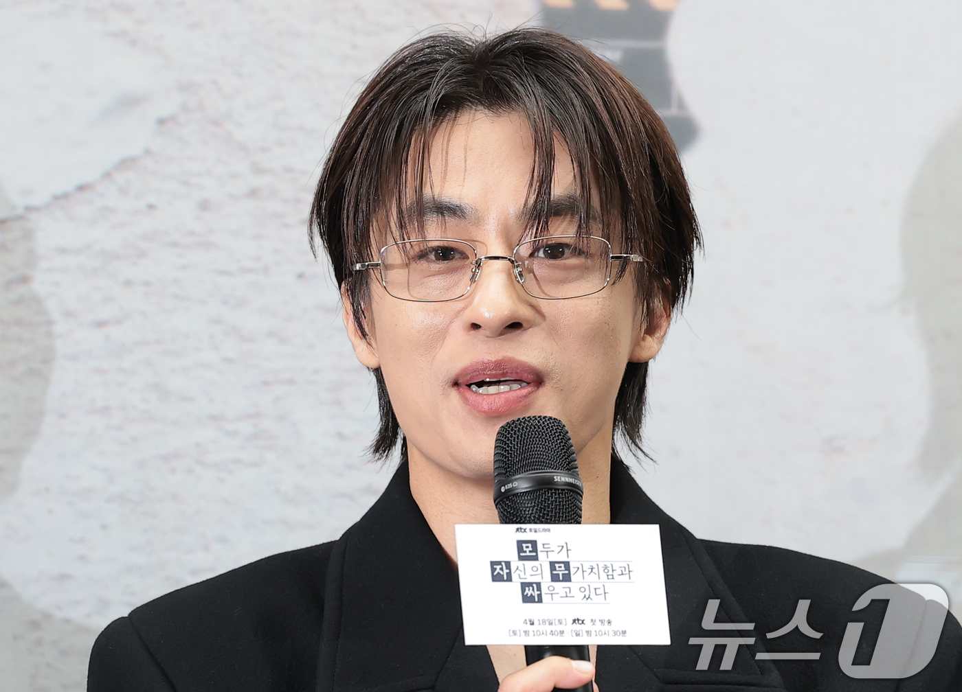 (서울=뉴스1) 권현진 기자 = 배우 구교환이 17일 서울 마포구 상암동 스탠포드 호텔에서 열린 JTBC 드라마 '모두가 자신의 무가치함과 싸우고 있다'(이하 모자무싸) 제작발표회 …