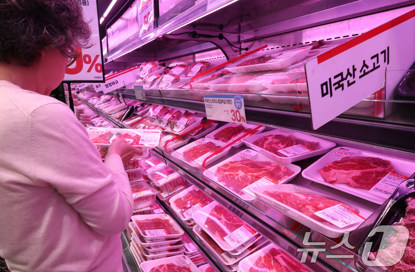 (서울=뉴스1) 임세영 기자 = 17일 서울 시내의 한 마트에서 고객이 미국산 소고기를 고르고 있다.원달러 환율 상승과 물류비 상승 여파로 미국산 소고기 값이 오르면서 한우와의 가 …