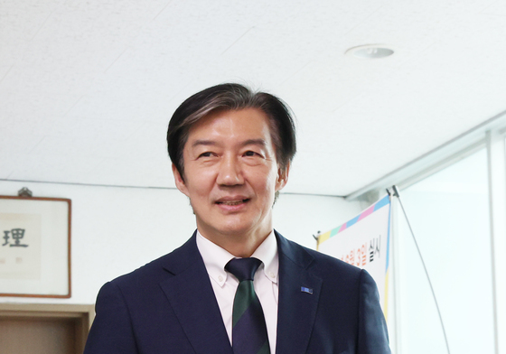 예비후보 등록 위해 평택시선관위 찾은 조국