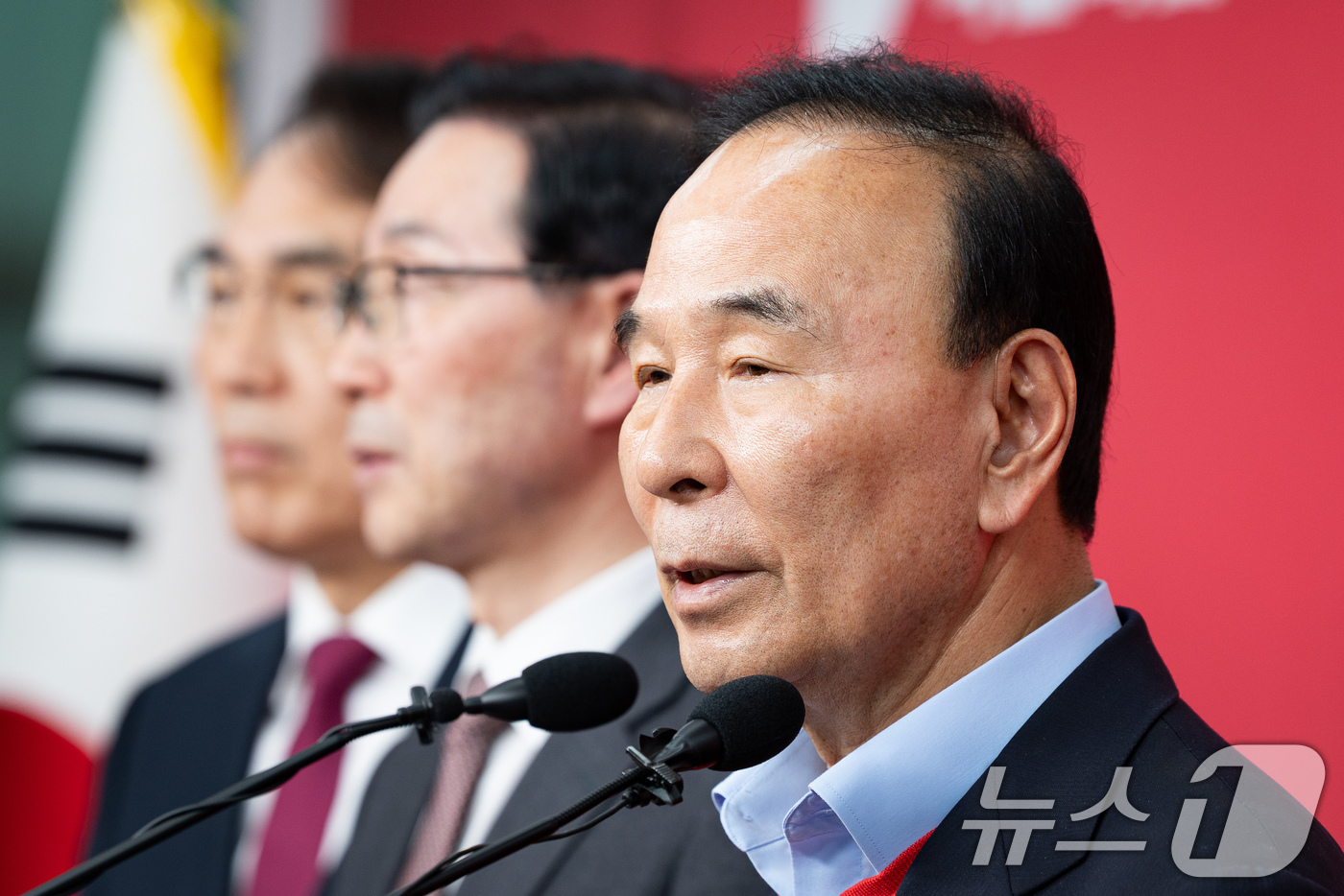 (서울=뉴스1) 유승관 기자 = 박덕흠 국민의힘 공천관리위원장이 17일 서울 여의도 중앙당사에서 경선 결과를 발표하고 있다.국민의힘 공관위는 이날 대구시장 본경선에 유영하·추경호 …