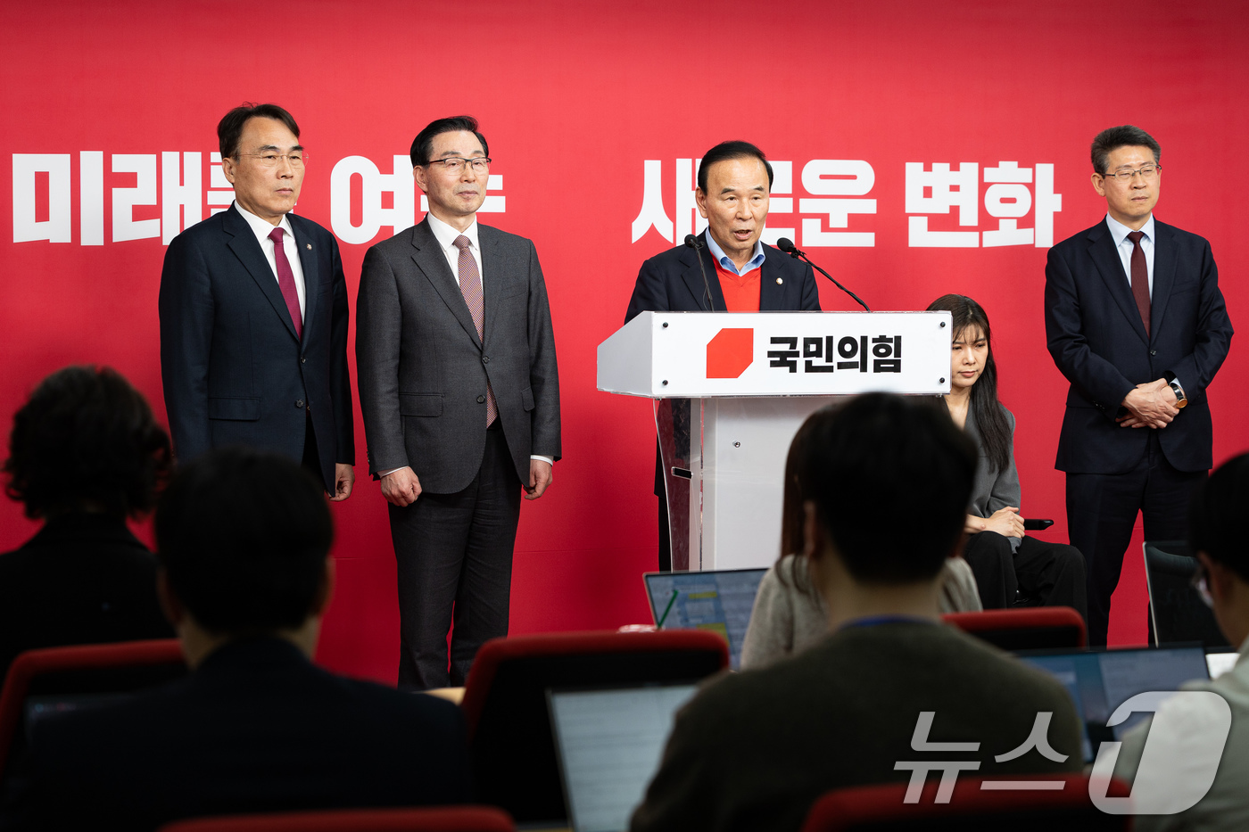 (서울=뉴스1) 유승관 기자 = 박덕흠 국민의힘 공천관리위원장이 17일 서울 여의도 중앙당사에서 경선 결과를 발표하고 있다.국민의힘 공관위는 이날 대구시장 본경선에 유영하·추경호 …