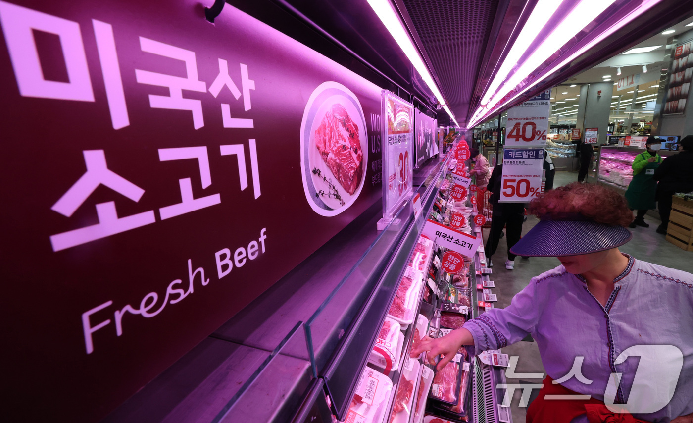 (서울=뉴스1) 임세영 기자 = 17일 서울 시내의 한 마트에서 고객이 미국산 소고기를 고르고 있다.원달러 환율 상승과 물류비 상승 여파로 미국산 소고기 값이 오르면서 한우와의 가 …