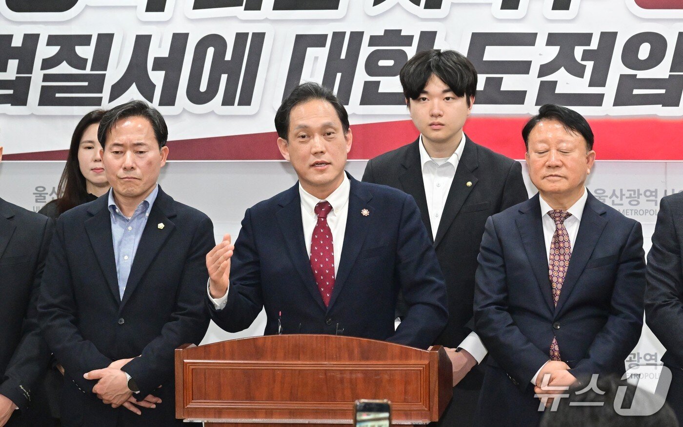 본문 이미지 - 국민의힘 김태규 남구갑당협위원장이 지난 2일 시의회 프레스센터에서 기자회견을 열고 김상욱 의원의 의원직 사퇴를 촉구하고 있다.(울산시의회 제공. 재판매 및 DB금지)/뉴스1