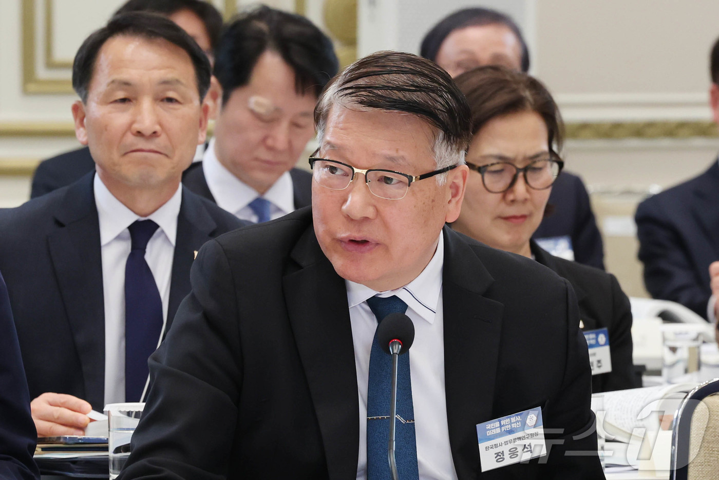 (서울=뉴스1) 이재명 기자 = 정웅석 한국형사·법무정책연구원장이 17일 청와대에서 열린 공공기관 및 유관기관 업무보고에서 이재명 대통령의 질문에 답변을 하고 있다.  2026.4 …