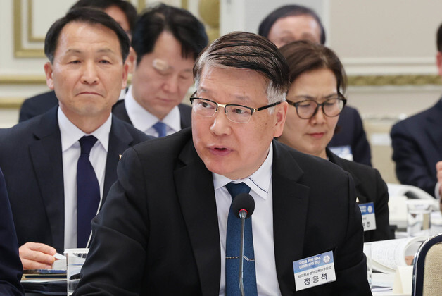 이 대통령 질문에 답변하는 정웅석 한국형사·법무정책연구원장