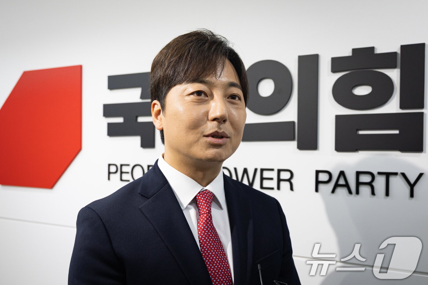 본문 이미지 - 이성배 전 MBC 아나운서가 17일 서울 여의도 중앙당사에서 열린 경기도지사 예비후보 면접에 참석하고 있다. 2026.4.17 ⓒ 뉴스1 유승관 기자