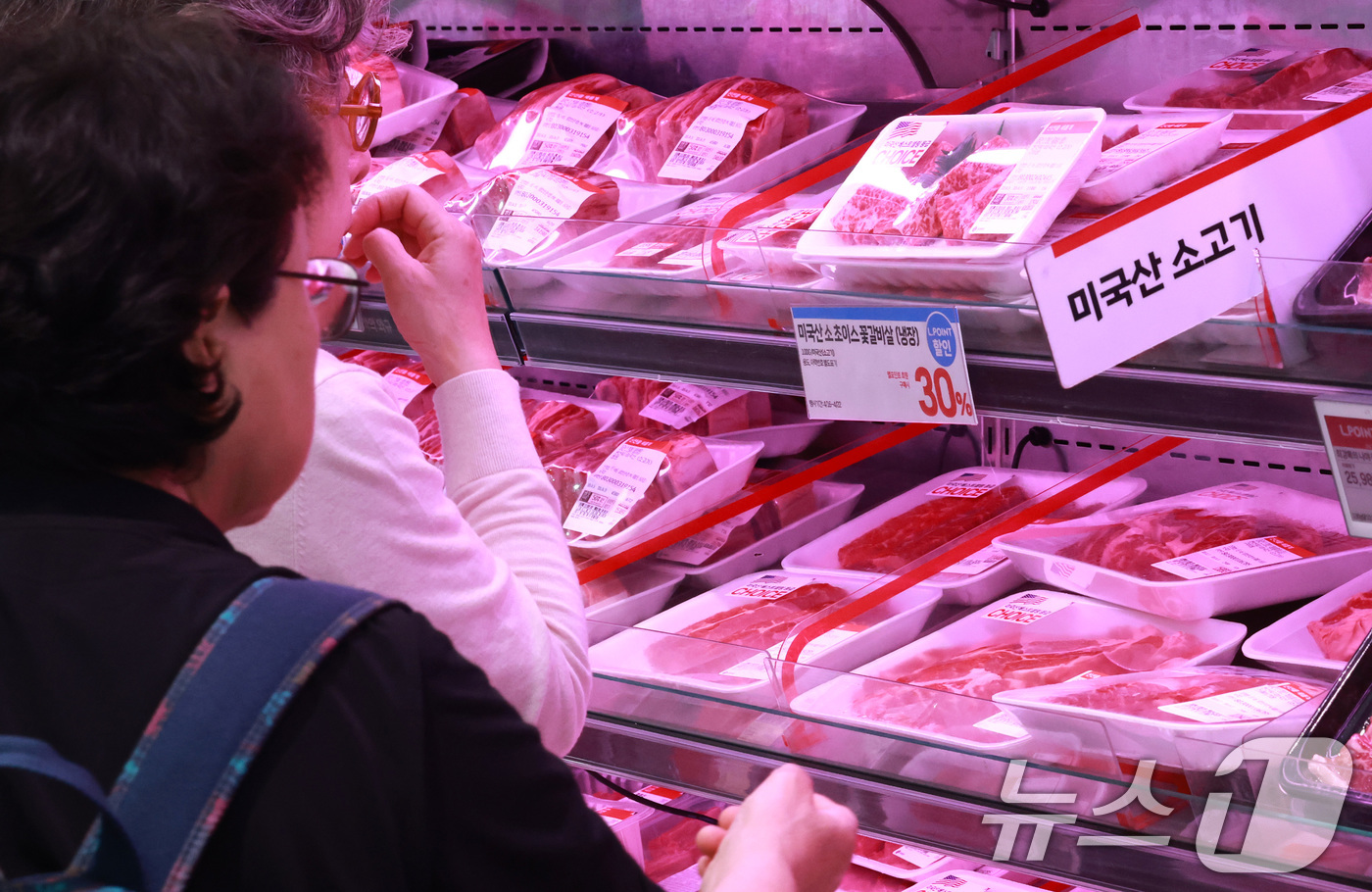 (서울=뉴스1) 임세영 기자 = 17일 서울 시내의 한 마트에서 고객이 미국산 소고기를 고르고 있다.원달러 환율 상승과 물류비 상승 여파로 미국산 소고기 값이 오르면서 한우와의 가 …