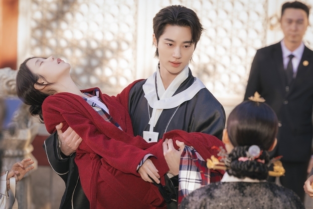 '대군부인' 변우석, 공승연과 갈등 불붙는다…아이유 안고 살벌 대립