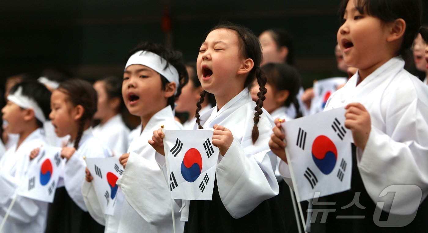 (제천=뉴스1) 손도언 기자 = 제천어린이 합창단이 17일 제천 시민회관 광장에서 열린 107주년 3·1절 문화나눔 행사에서 '3·1절 노래'를 부르고 있다. 2026.4.17/뉴 …