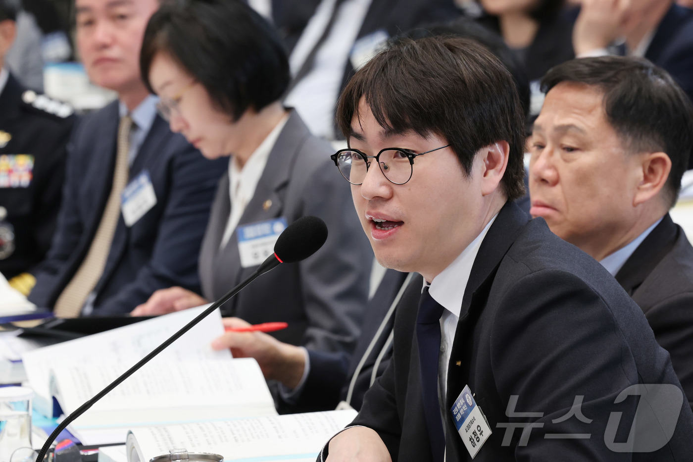 (서울=뉴스1) 이재명 기자 = 하정우 AI미래기획수석이 17일 청와대 영빈관에서 열린 공공기관 및 유관기관 업무보고에서 이재명 대통령 질문에 답변을 하고 있다.  2026.4.1 …