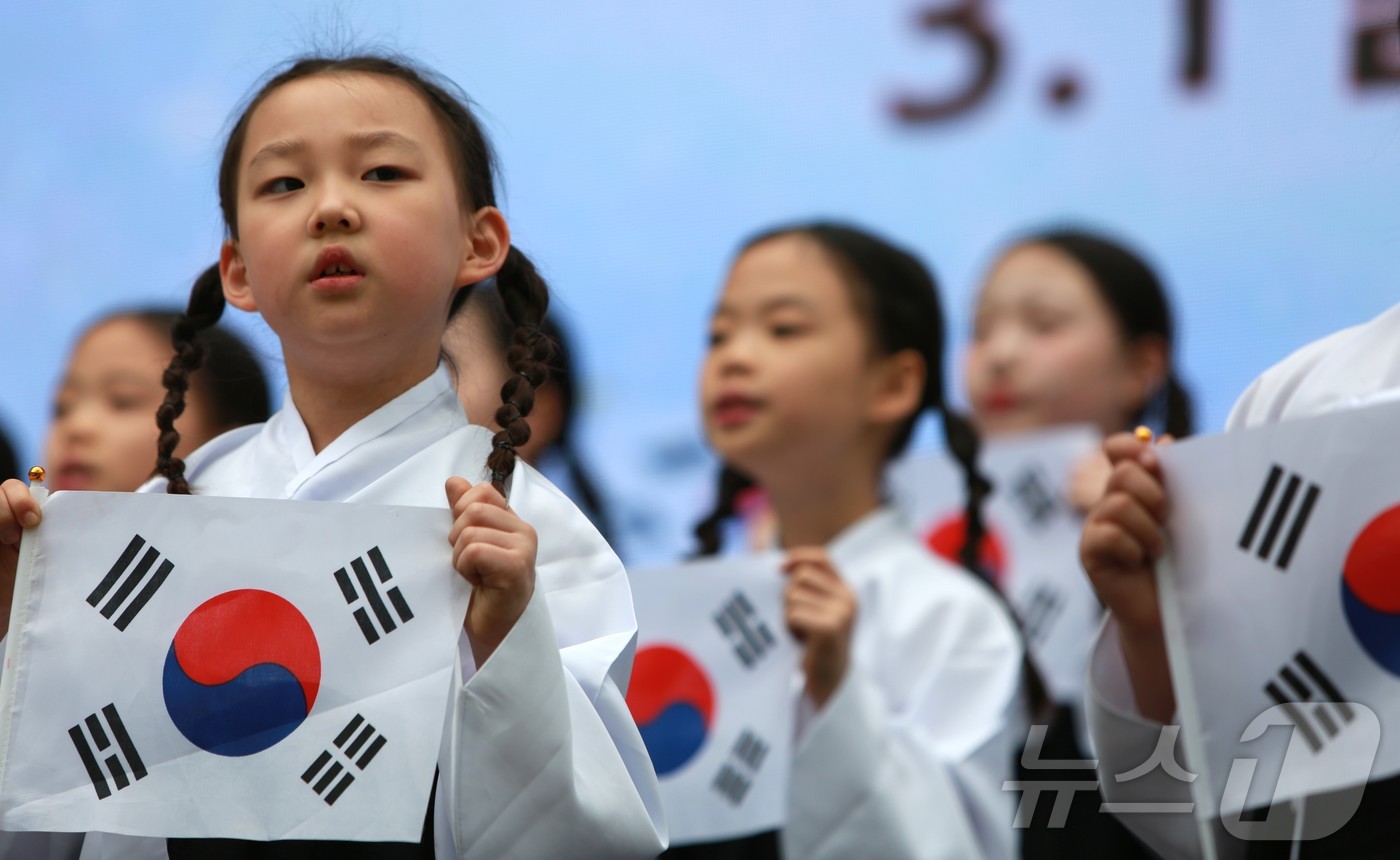 (제천=뉴스1) 손도언 기자 = 제천어린이 합창단이 17일 제천 시민회관 광장에서 열린 107주년 3·1절 문화나눔 행사에서 '3·1절 노래'를 부르고 있다. 2026.4.17/뉴 …
