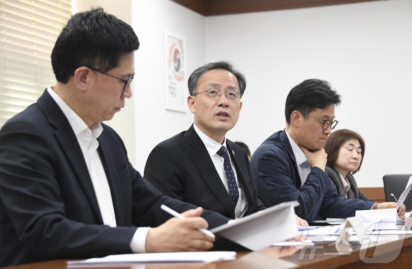 (서울=뉴스1) = 이형일 재정경제부 차관이 17일 서울 종로구 서울정부청사에서 중동전쟁 물가대응팀 회의 및 제 69차 물가관계차관회의를 주재하고 있다. (재정경제부 제공. 재판매 …