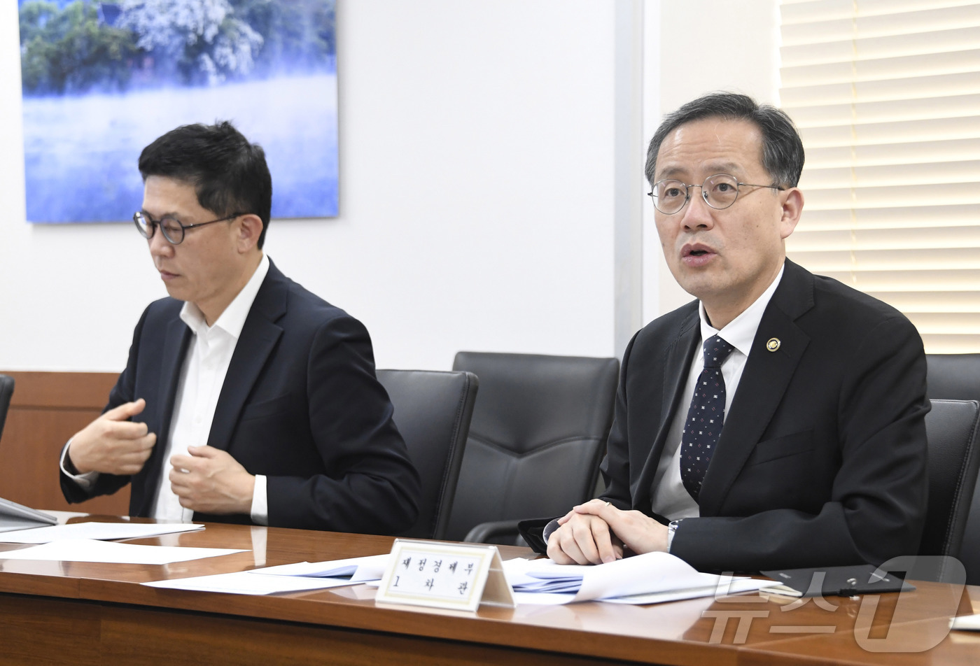 (서울=뉴스1) = 이형일 재정경제부 차관이 17일 서울 종로구 서울정부청사에서 중동전쟁 물가대응팀 회의 및 제 69차 물가관계차관회의를 주재하고 있다. (재정경제부 제공. 재판매 …