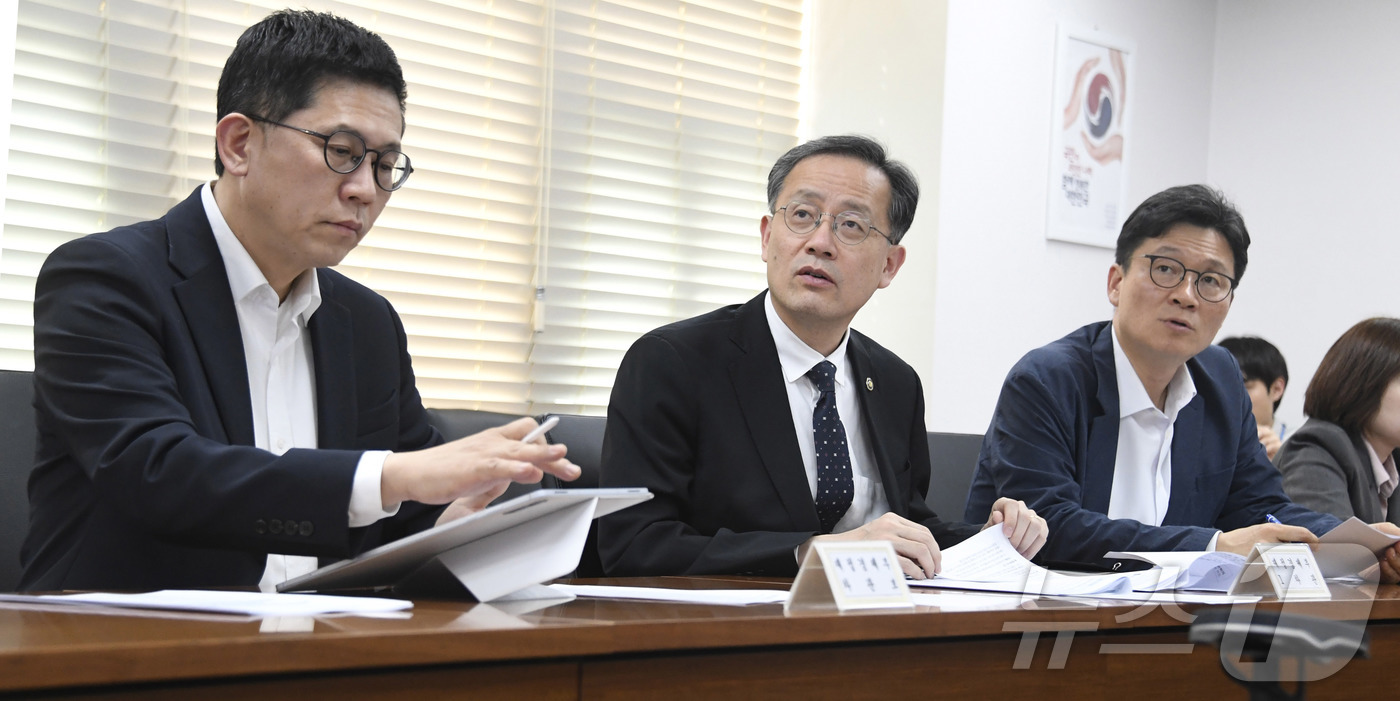 (서울=뉴스1) = 이형일 재정경제부 차관이 17일 서울 종로구 서울정부청사에서 중동전쟁 물가대응팀 회의 및 제 69차 물가관계차관회의에서 모두발언을 하고 있다. (재정경제부 제공 …