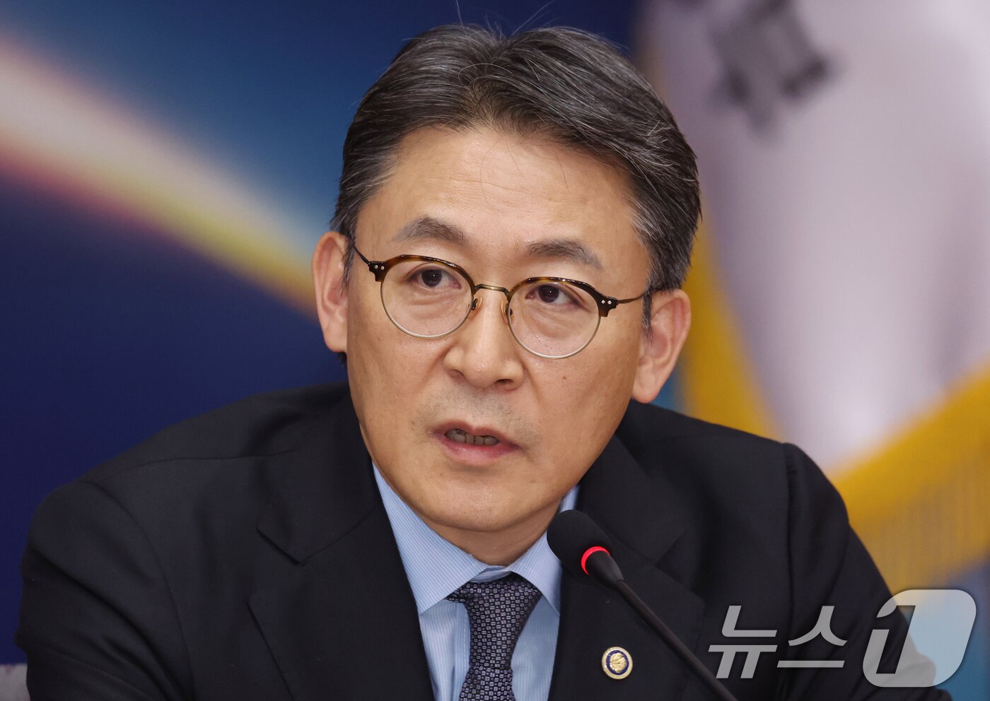 본문 이미지 - 권대영 금융위원회 부위원장이 17일 오후 서울 종로구 정부서울청사 별관에서 열린 고유가 피해지원금 금융기관 업무협약식에서 모두 발언을 하고 있다. 2026.4.17 ⓒ 뉴스1 김명섭 기자