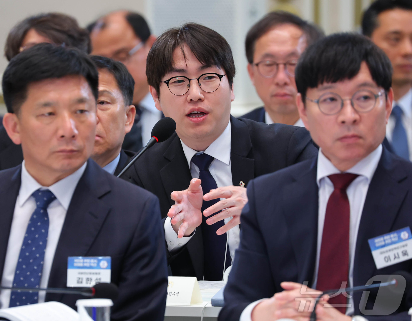 (서울=뉴스1) 이재명 기자 = 하정우 AI미래기획수석이 17일 청와대 영빈관에서 열린 공공기관 및 유관기관 업무보고에서 이재명 대통령 질문에 답변을 하고 있다. 2026.4.17 …