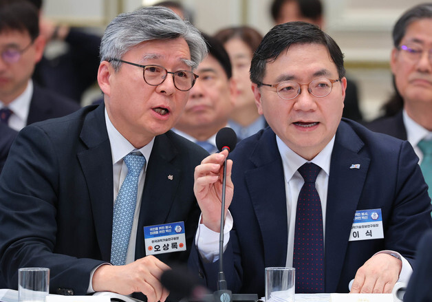 질문 답변하는 오상록 KIST 원장과 이식 KISTI 원장