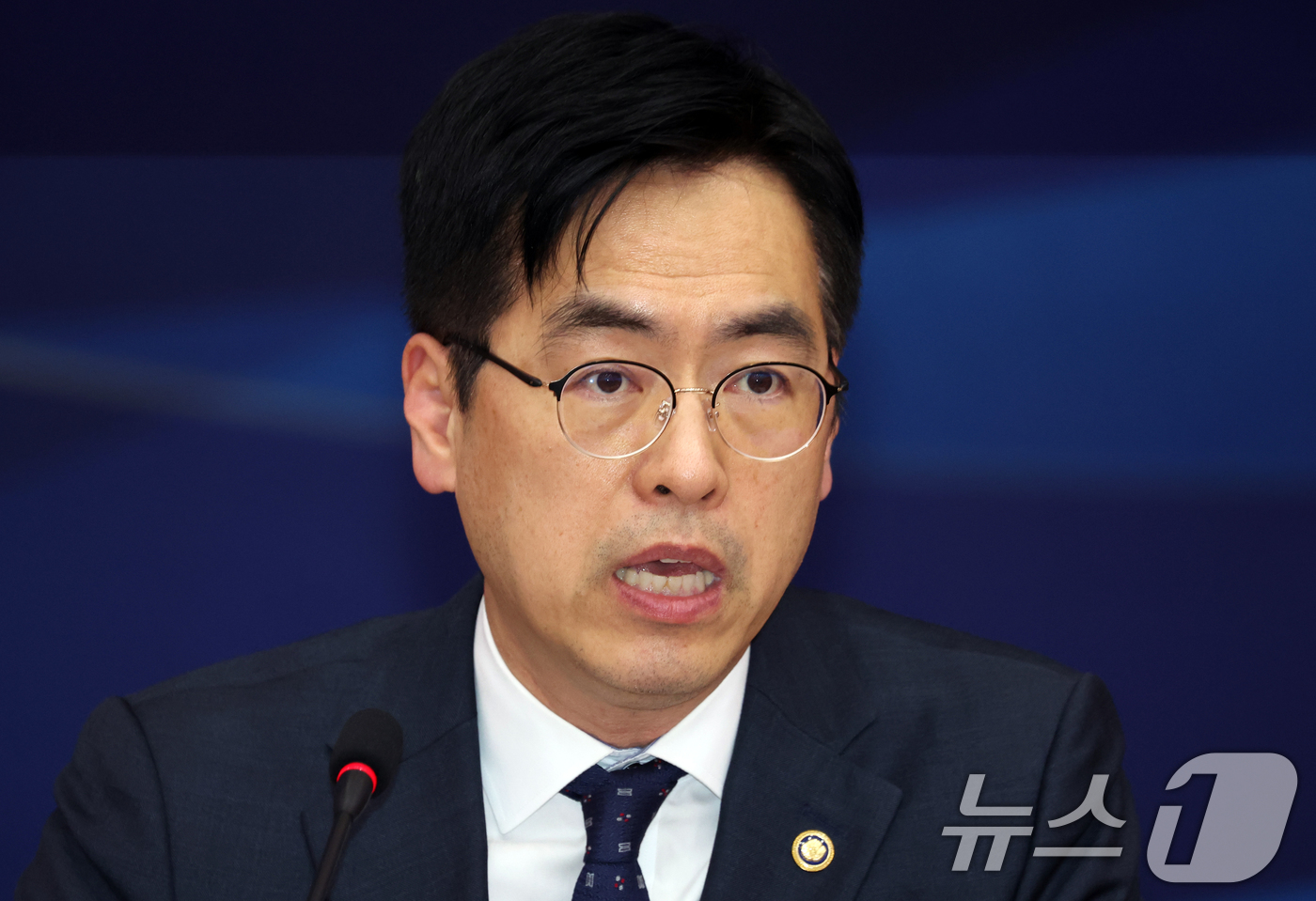 (서울=뉴스1) 김명섭 기자 = 김민재 행정안전부 차관이 17일 오후 서울 종로구 정부서울청사 별관에서 열린 고유가 피해지원금 금융기관 업무협약식에서 모두 발언을 하고 있다.  2 …