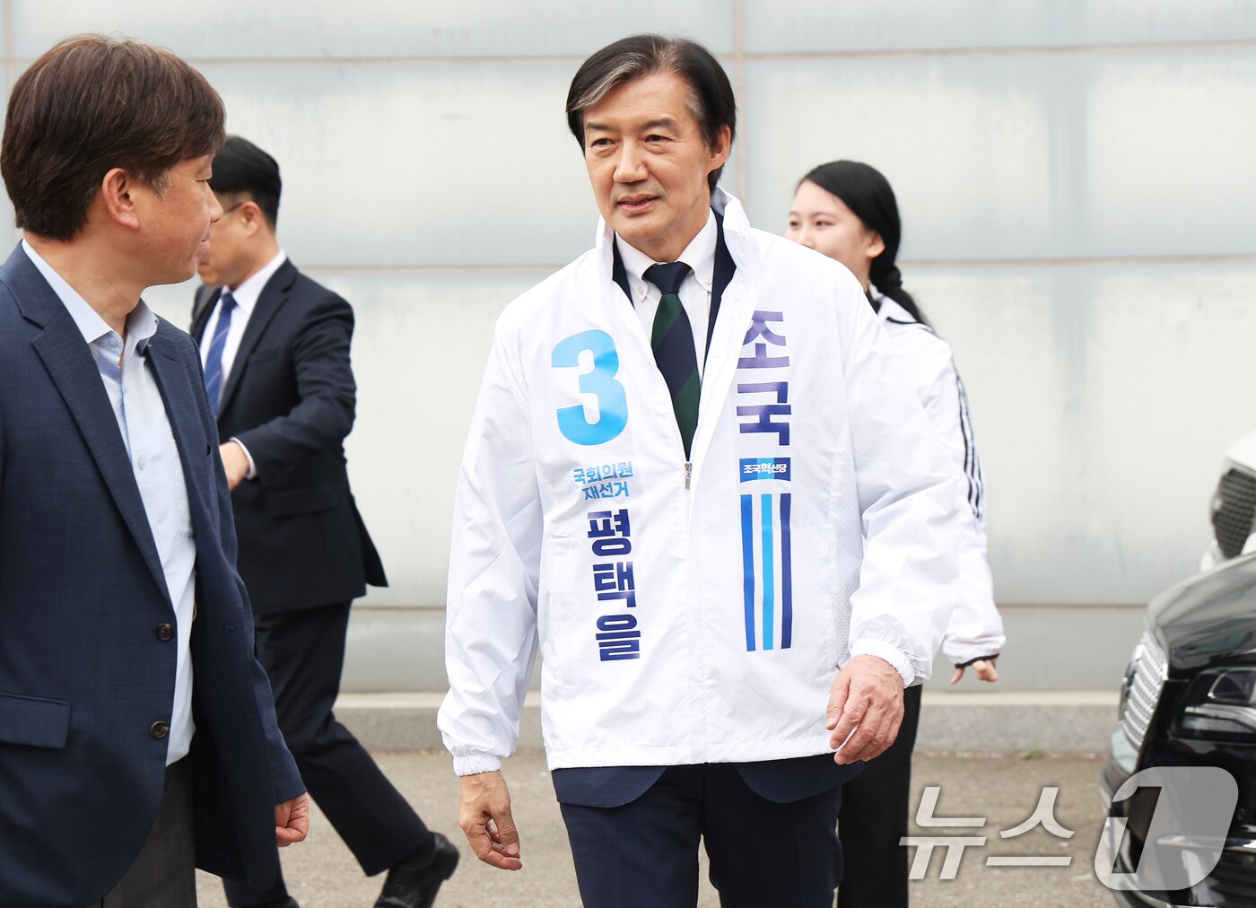 본문 이미지 - 조국 조국혁신당 대표가 17일 경기 평택시 이충동 평택시선거관리위원회에서 6·3 지방선거와 함께 치러지는 국회의원 재·보궐선거 경기 평택을 예비후보자 등록을 마치고 이동하고 있다. (공동취재) 2026.4.17 ⓒ 뉴스1 김영운 기자