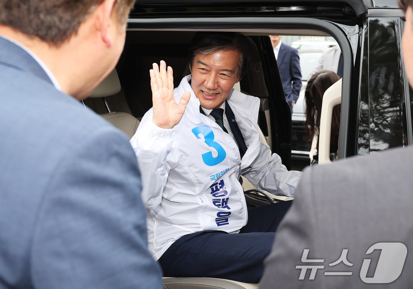 본문 이미지 - 조국 조국혁신당 대표가 17일 경기 평택시 이충동 평택시선거관리위원회에서 6·3 지방선거와 함께 치러지는 국회의원 재·보궐선거 경기 평택을 예비후보자 등록을 마치고 이동하고 있다. (공동취재) 2026.4.17 ⓒ 뉴스1 김영운 기자