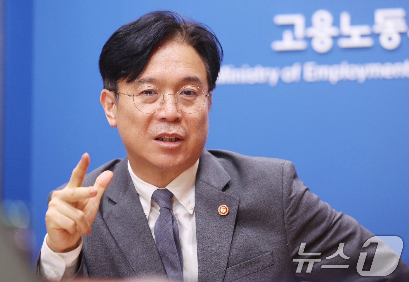 본문 이미지 - 김영훈 고용노동부 장관이 지난 17일 서울 중구 서울지방고용노동청에서 뉴스1과 인터뷰를 하고 있다. ⓒ 뉴스1 박지혜 기자