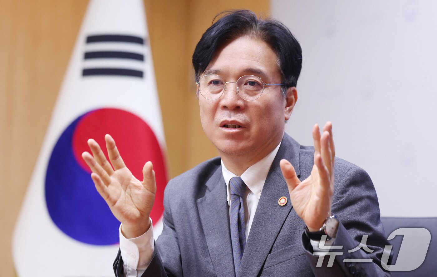 본문 이미지 - 김영훈 고용노동부 장관이 17일 서울 중구 서울지방고용노동청에서 뉴스1과 인터뷰를 하고 있다. ⓒ 뉴스1 박지혜 기자