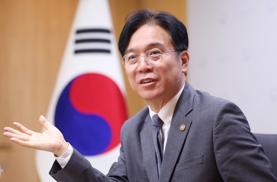 김영훈 노동부 장관 "1년11개월 쪼개기 계약 그만"…기간제법 20년만에 손본다