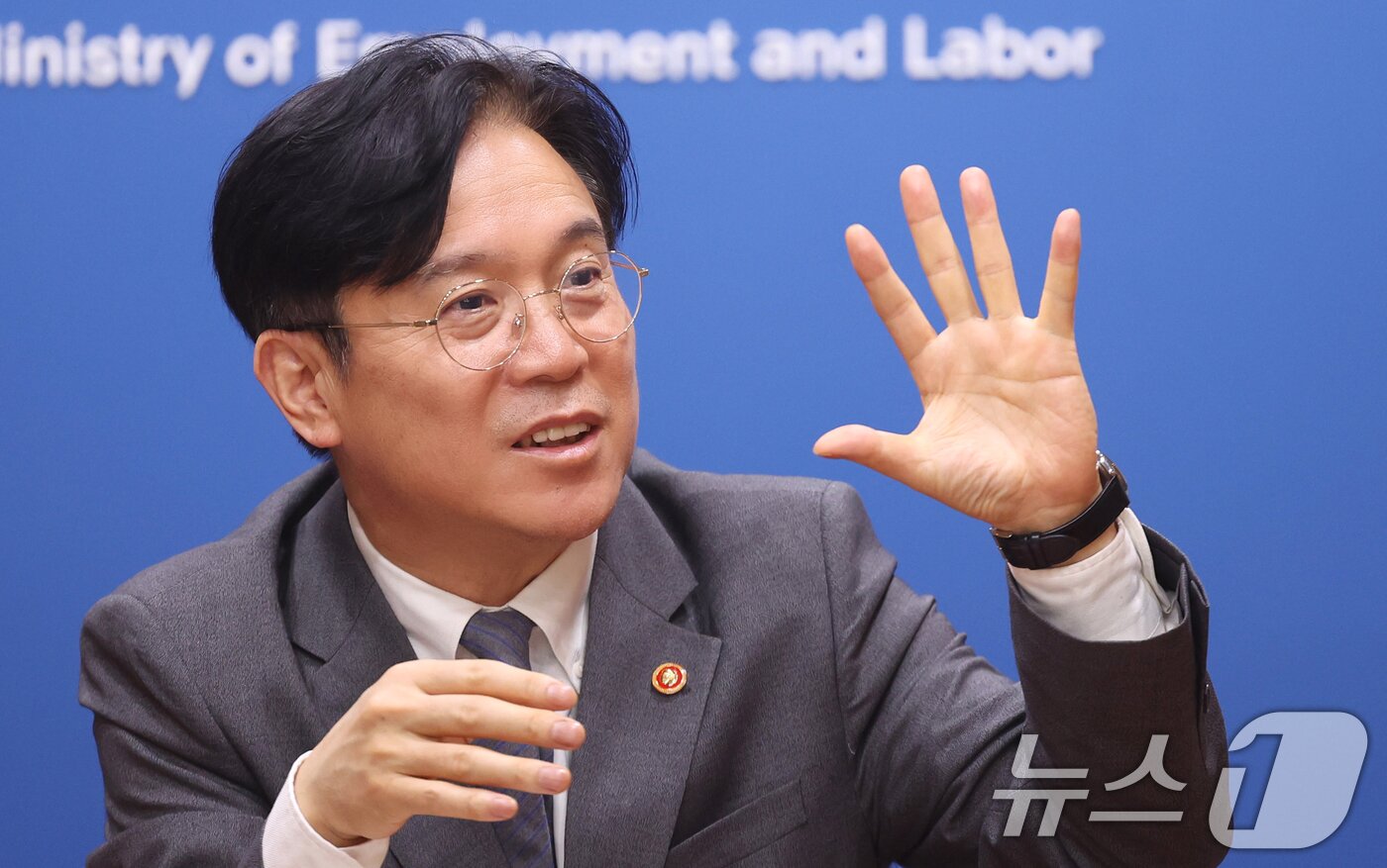 본문 이미지 - 김영훈 고용노동부 장관이 지난 17일 서울 중구 서울지방고용노동청에서 뉴스1과 인터뷰를 하고 있다. ⓒ 뉴스1 박지혜 기자