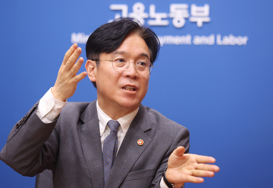 김영훈 "삼성전자 위해 수많은 협력업체 노력…노사, 대화해야"