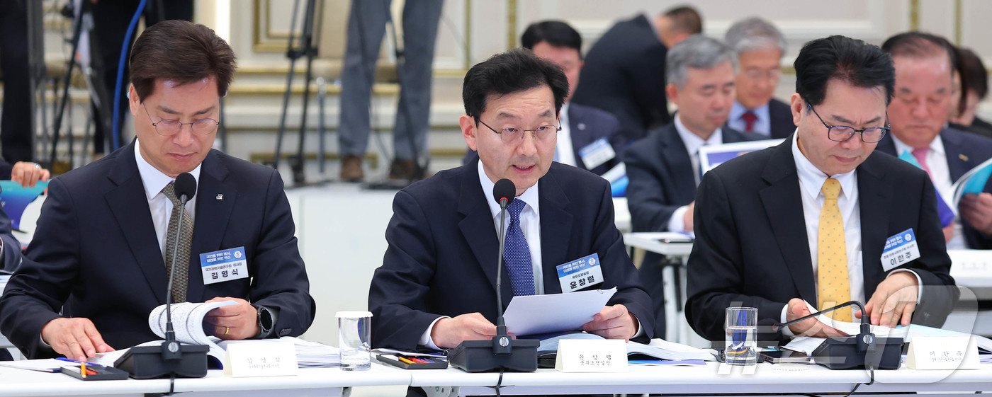 (서울=뉴스1) 이재명 기자 = 윤창렬 국무조정실장이 17일 청와대 영빈관에서 열린 공공기관 및 유관기관 업무보고에서 보고를 하고 있다. 2026.4.17/뉴스1