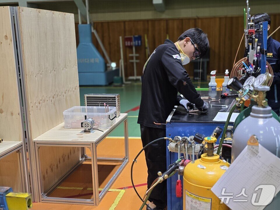 본문 이미지 - 전남지방기능경기대회'에서 나주공고 학생이 냉동기술 실력을 선보이고 있다. (전남교육청 제공, 재판매 및 DB금지)/뉴스1
