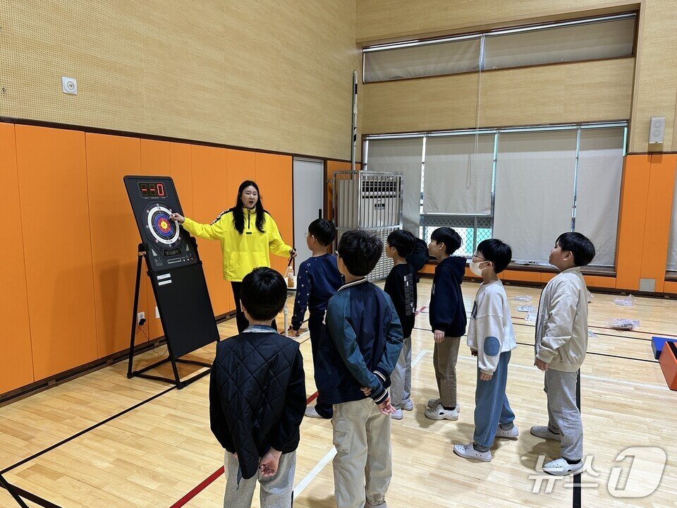 본문 이미지 - 학생들이  '장애공감 배리어프리'행사에 참여하고 있다.(전남교육청 제공, 재판매 및 DB금지)/뉴스1 