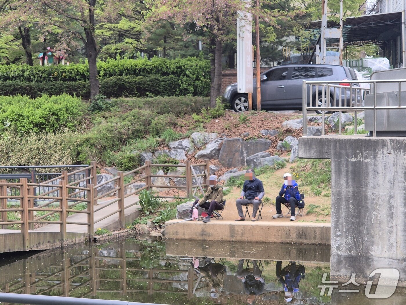본문 이미지 - 17일 한 시민이 인천 서부간선수로에서 낚시를 즐기고 있는 모습/뉴스1