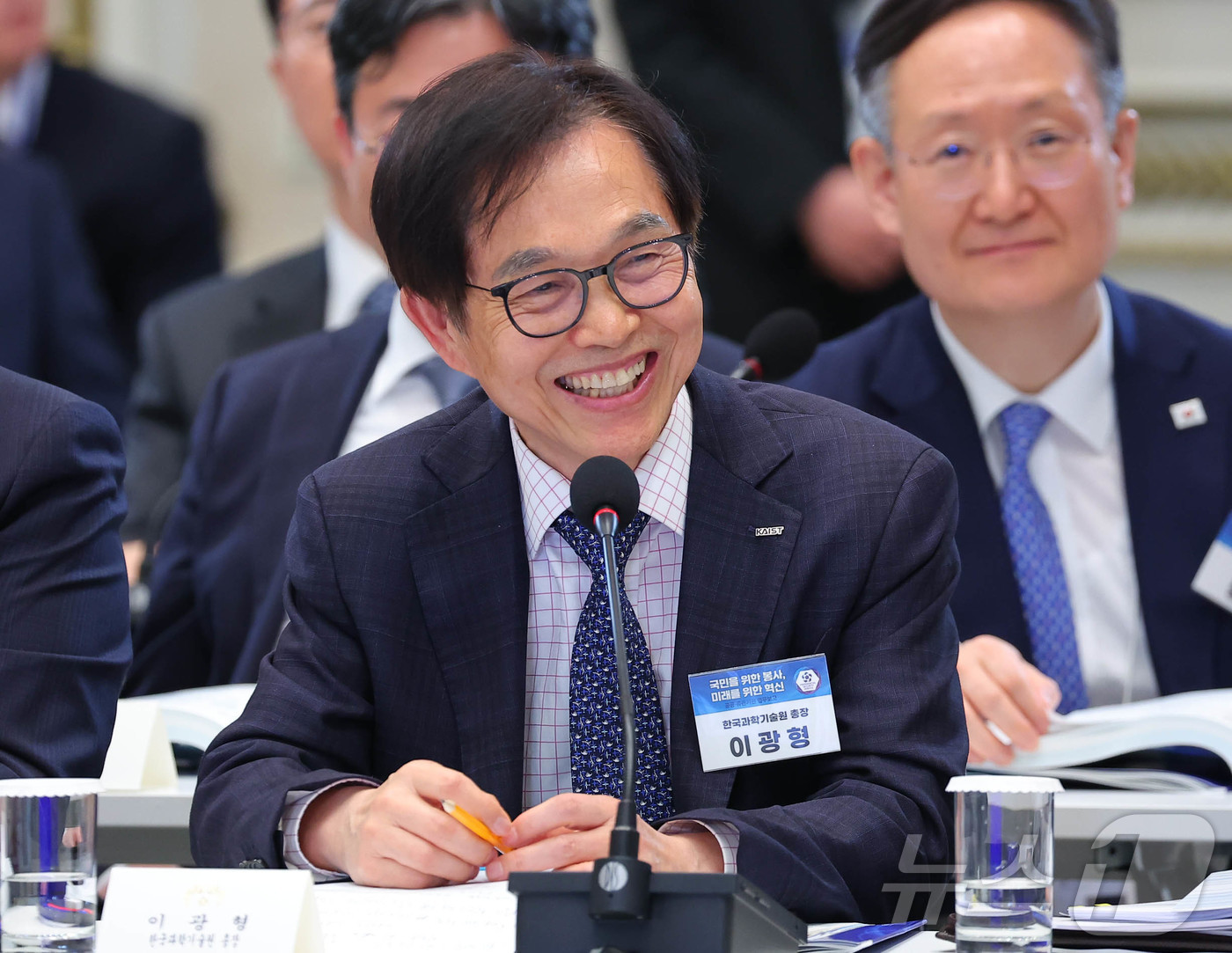 (서울=뉴스1) 이재명 기자 = 이광형 한국과학기술원 총장이 17일 청와대 영빈관에서 열린 공공기관 및 유관기관 업무보고에서 미소를 짓고 있다.  2026.4.17/뉴스1