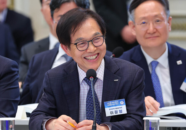 미소 짓는 이광형 한국과학기술원 총장