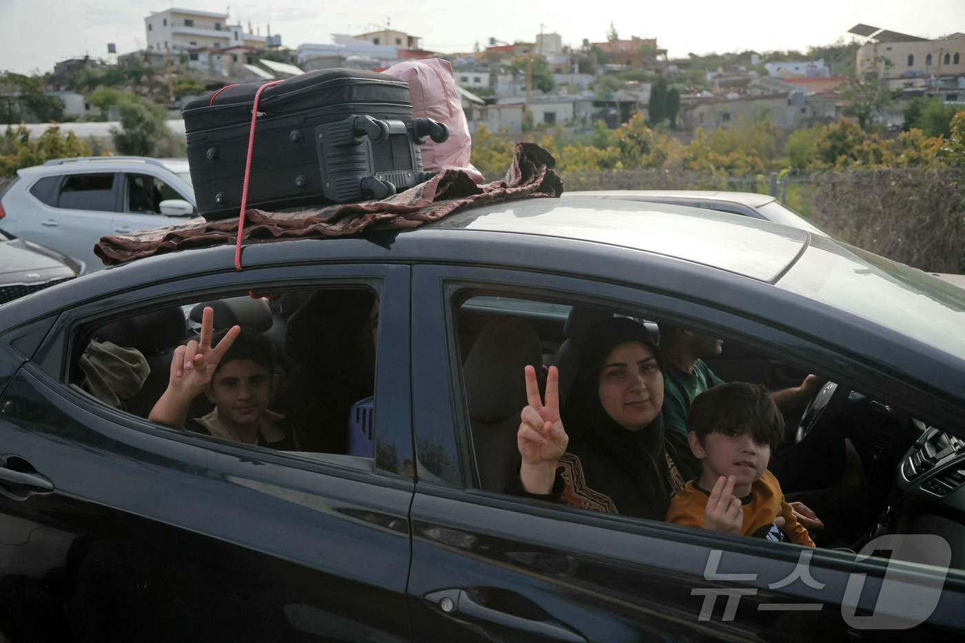 (카스미예 AFP=뉴스1) 최종일 선임기자 = 17일 레바논 남부 카스미예 지역에서 피란민들이 집으로 돌아가며 환호하고 있다. 레바논과 이스라엘 사이에 체결된 10일간의 휴전 합의 …