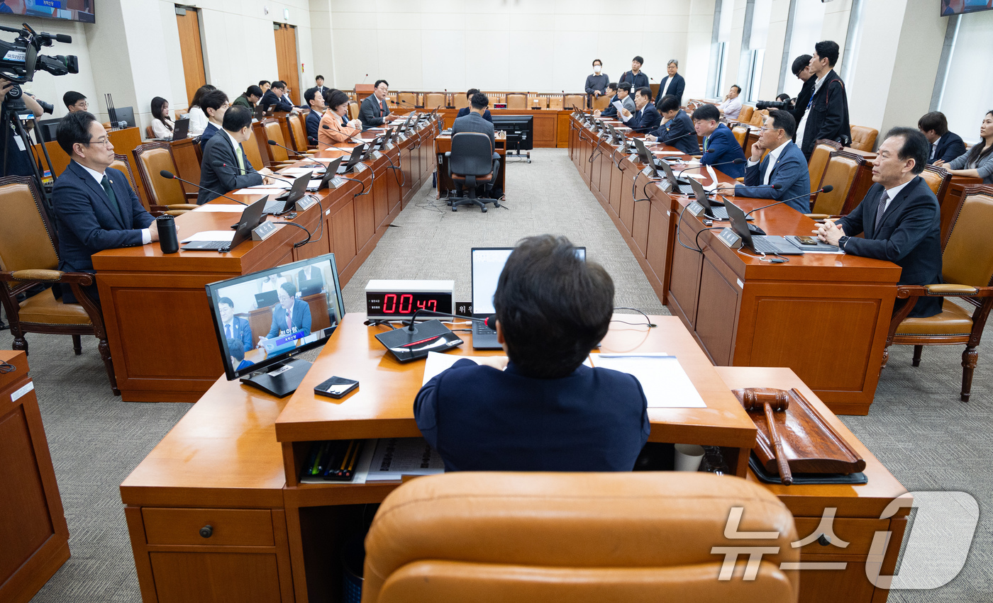 (서울=뉴스1) 유승관 기자 = 17일 서울 여의도 국회에서 열린 제434회 국회(임시회) 재정경제기획위원회 제4차 전체회의에서 여야 의원들이 신현송 한국은행 총재후보자 인사청문경 …