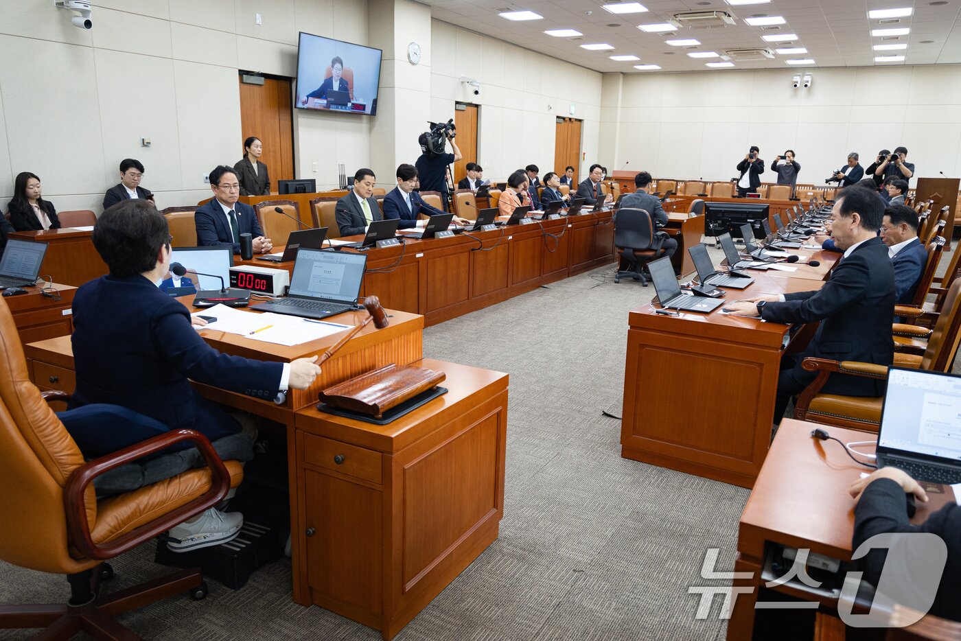 본문 이미지 - 임이자 국회 재정경제기획위원장이 17일 서울 여의도 국회에서 열린 제434회 국회(임시회) 재정경제기획위원회 제4차 전체회의에서 의사봉을 두드리고 있다. 2026.4.17 ⓒ 뉴스1 유승관 기자